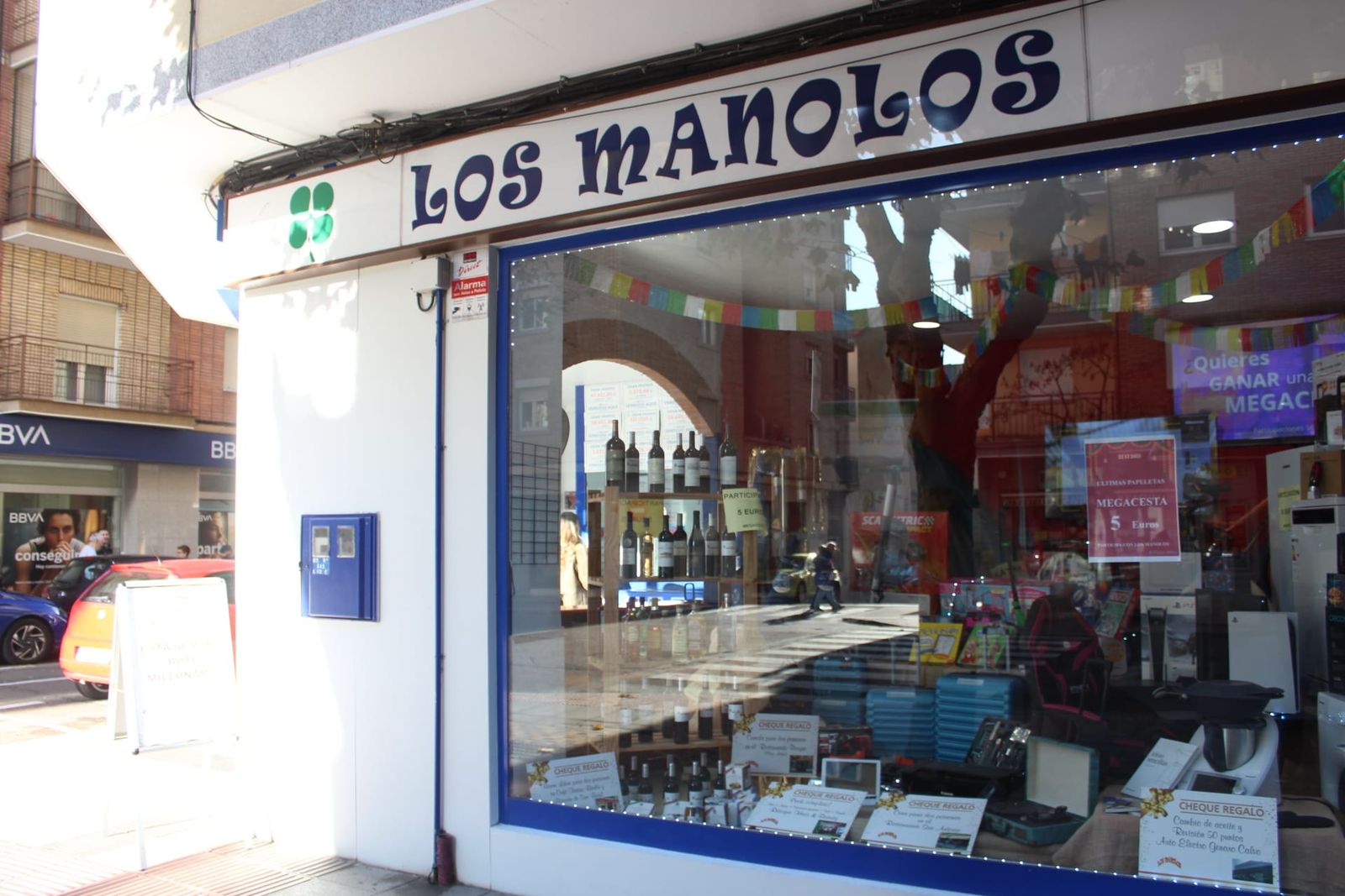 el-quinto-premio-86-007-toca-en-la-administracion-los-manolos-en-el-paseo-del-rollo-foto-carlos-h-7