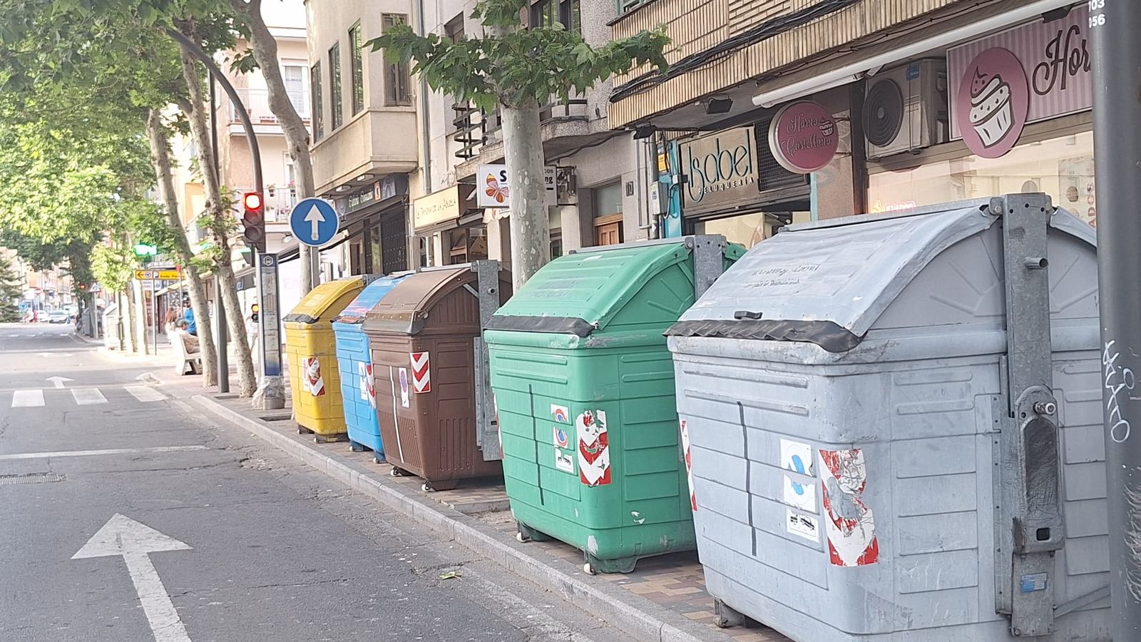 Contenedores bloquean la parada del autobús en María Auxiliadora (2) Contenedores bloquean la parada del autobús en María Auxiliadora (2)