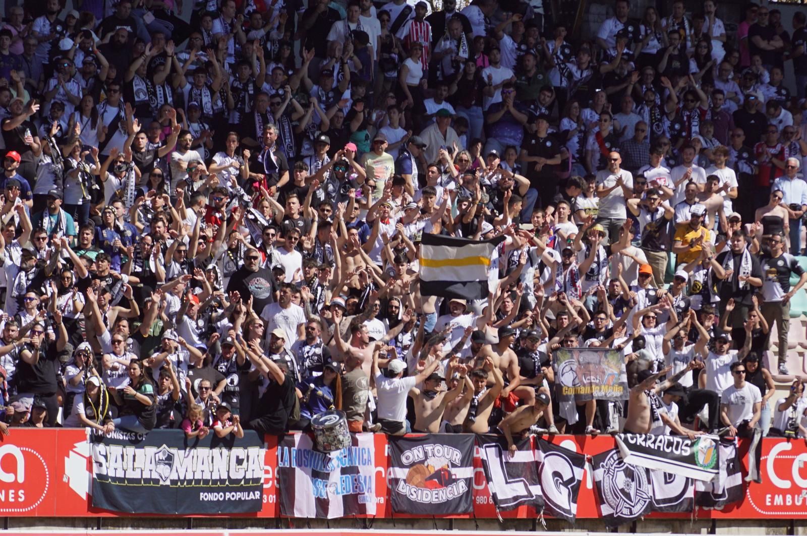 Gran ambiente en la grada para ver el partido entre Zamora - Unionistas en el Estadio Ruta de la Plata