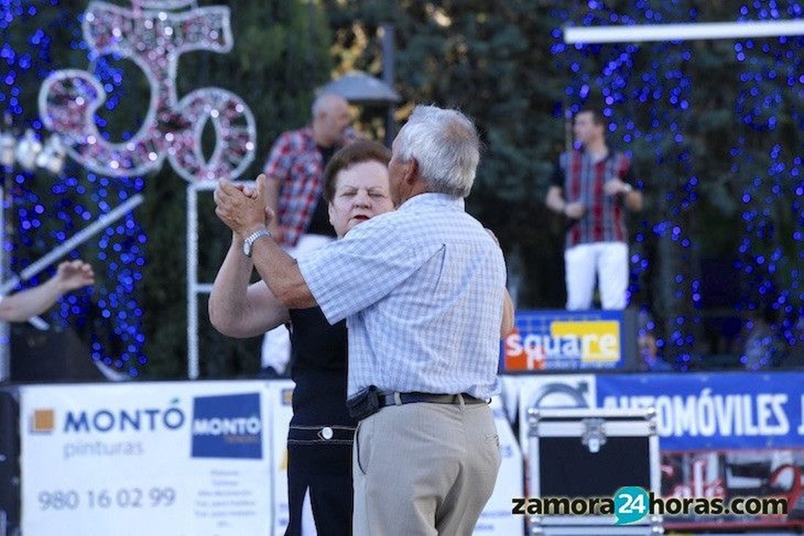 Los mayores bailotean en La Marina con el Dúo Azabache