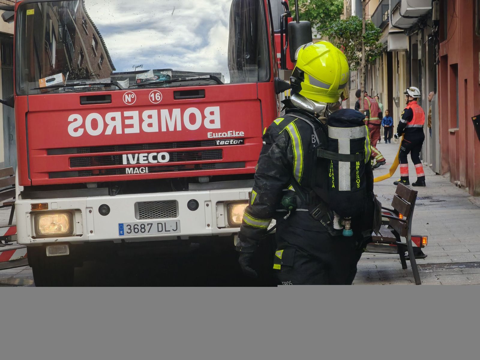 Los bomberos sofocan un incendio en una vivienda de la calle Vasco de Gama