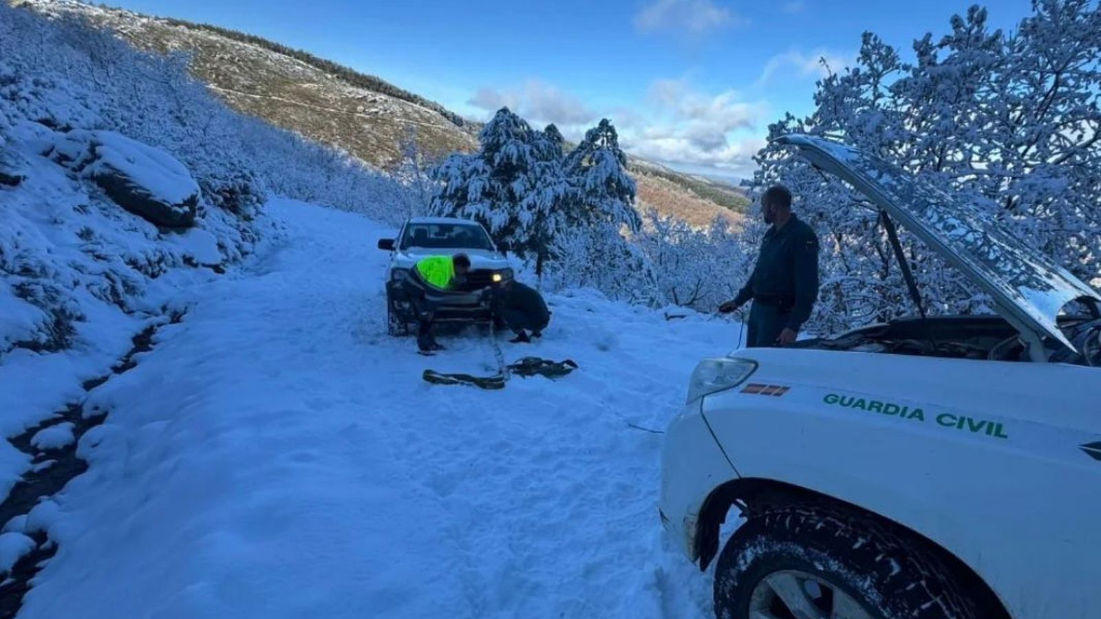 Vehículo atrapado en la nieve en Candelario
