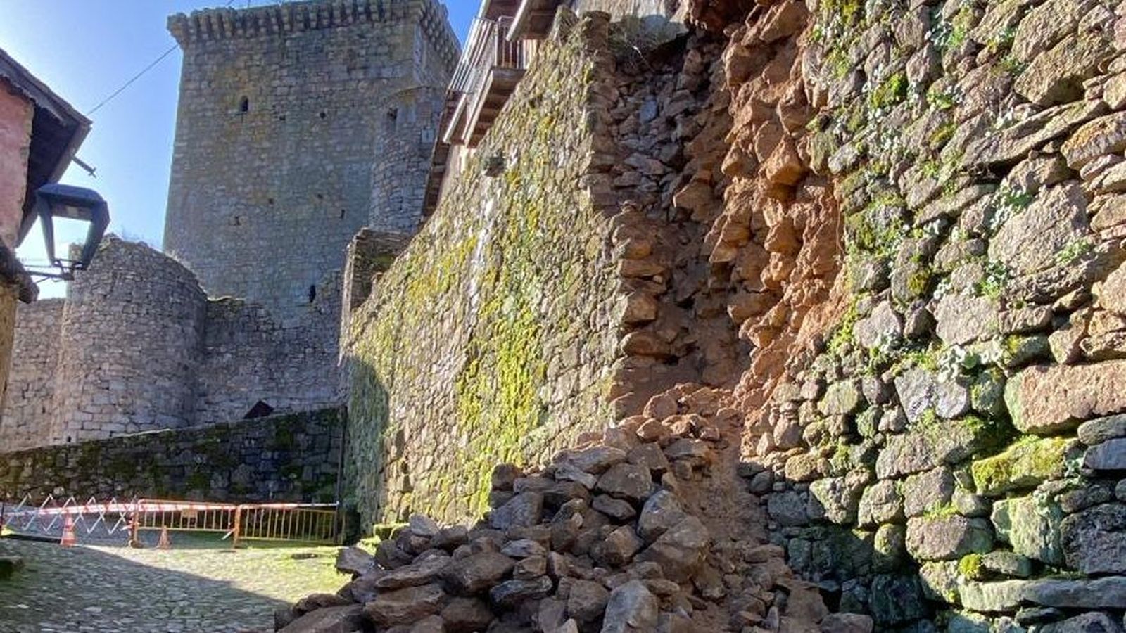 Así quedó la zona afectada tras caer la muralla en la zona afectada de Miranda del Castañar