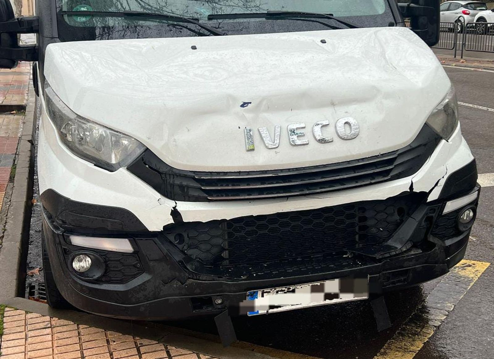 Colisión por alcance entre un turismo y una furgoneta en el Paseo de San Vicente