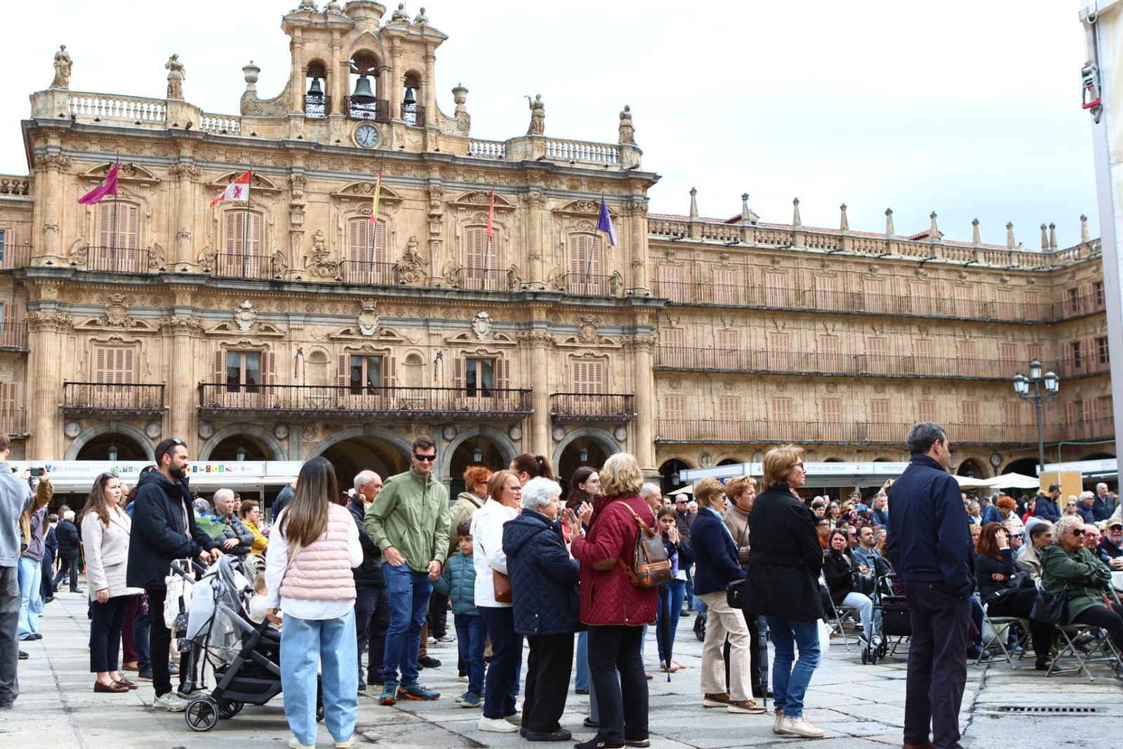 Feria municipal del libro en la Plaza Mayor de Salamanca