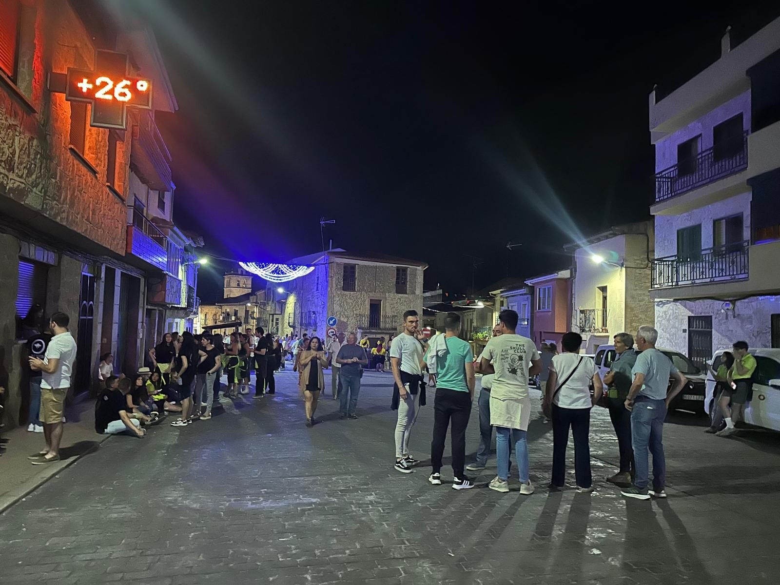 El desfile de carrozas de Aldeadávila vuelve a llenar de luz y color las calles en sus fiestas