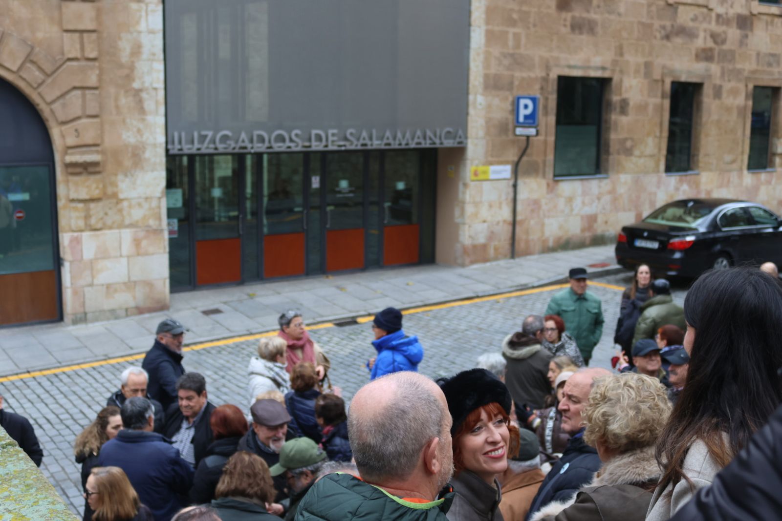 Manifestación por el ex fiscal general frente a la sede de los juzgados