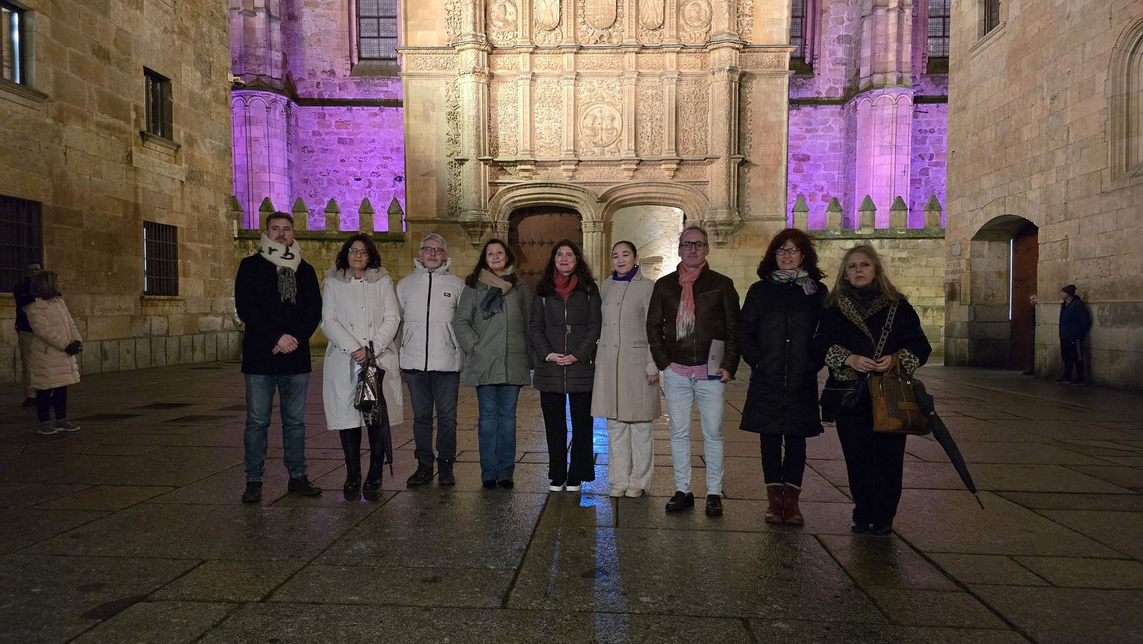Lectura de manifiesto e iluminación de fachada del patio de escuelas mayores por el 25N