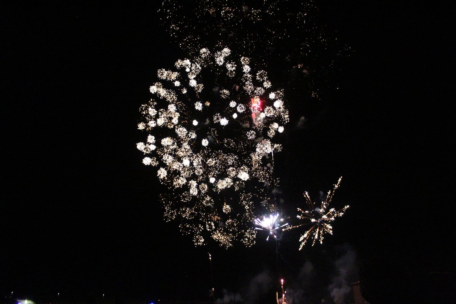 Fuegos artificiales para despedir las fiestas en Santa Marta de Tormes, lunes, 29 de julio de 2024. Fotos Carlos H.G