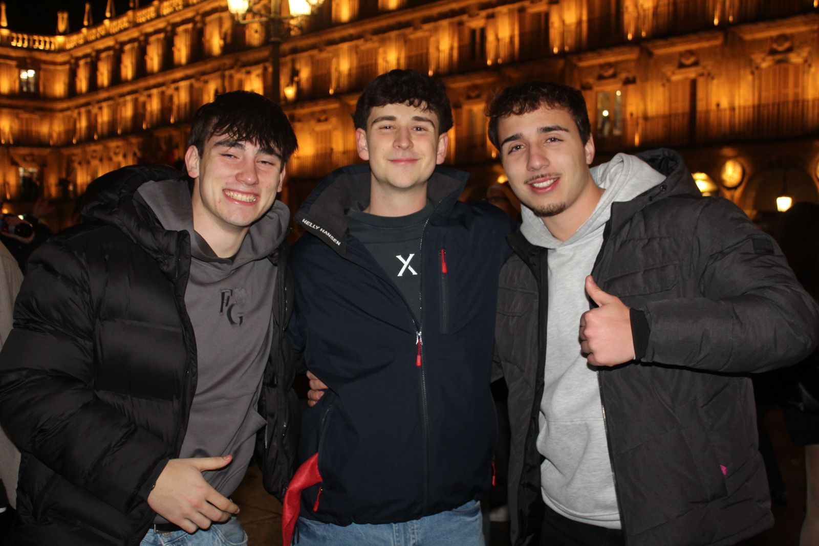 Miles de personas disfrutan de las campanadas y la fiesta del Fin de Año Universitario