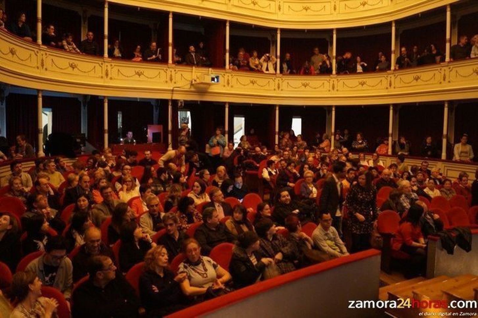Moncho Borrajo, Belinda Washington y Miriam Díaz-Aroca, esta semana, en el Principal