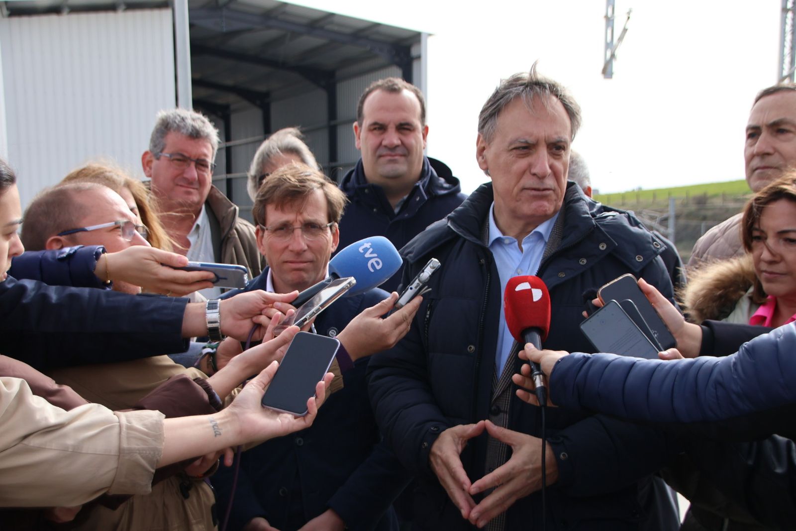 José Luis Martínez Almeida y Carlos García Carbayo, atienden a los medios de comunicación antes de realizar una visita al Puerto Seco de Salamanca