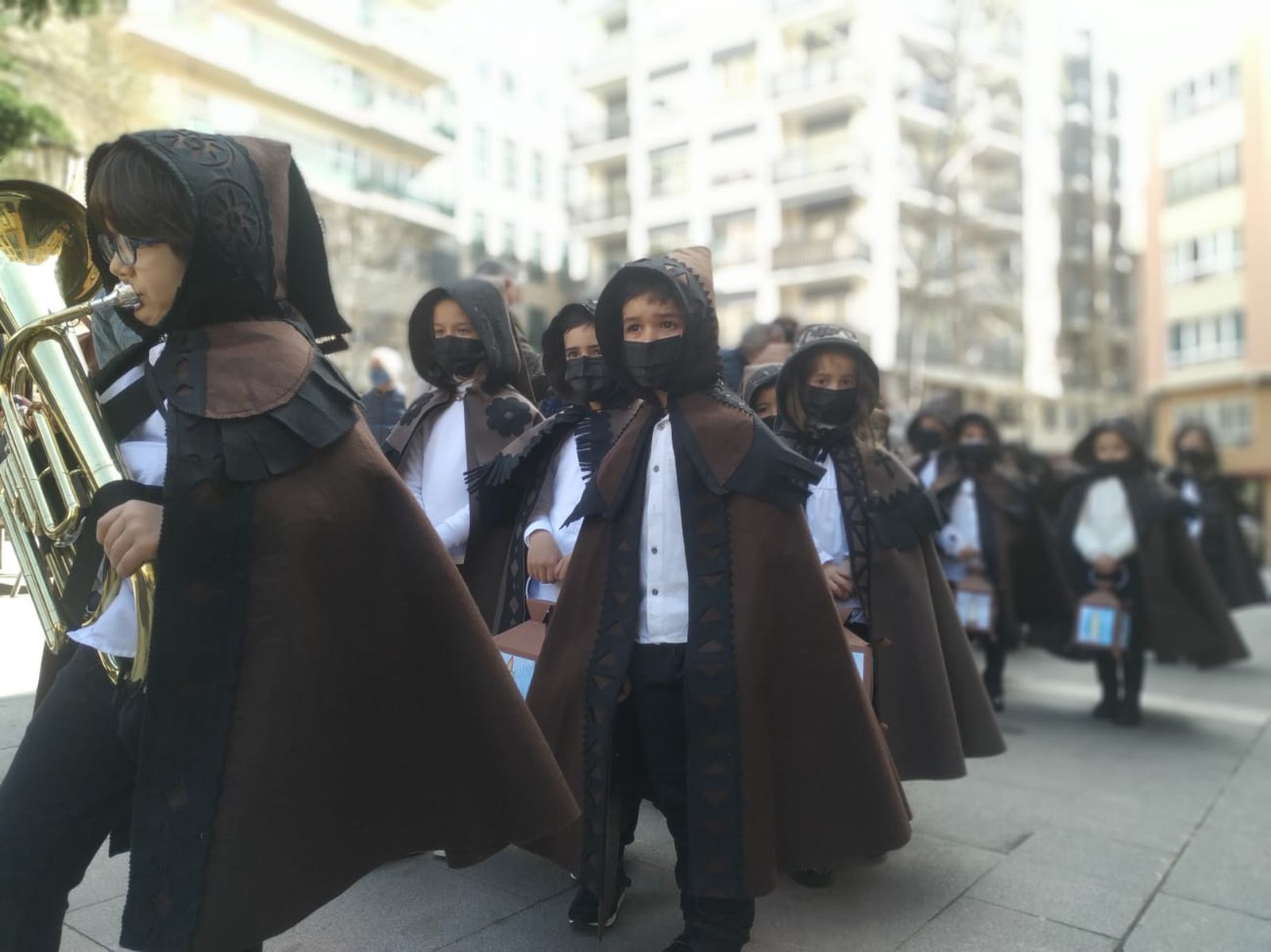 los-escolares-de-la-medalla-milagrosa-sacan-la-semana-santa-a-la-calle-7