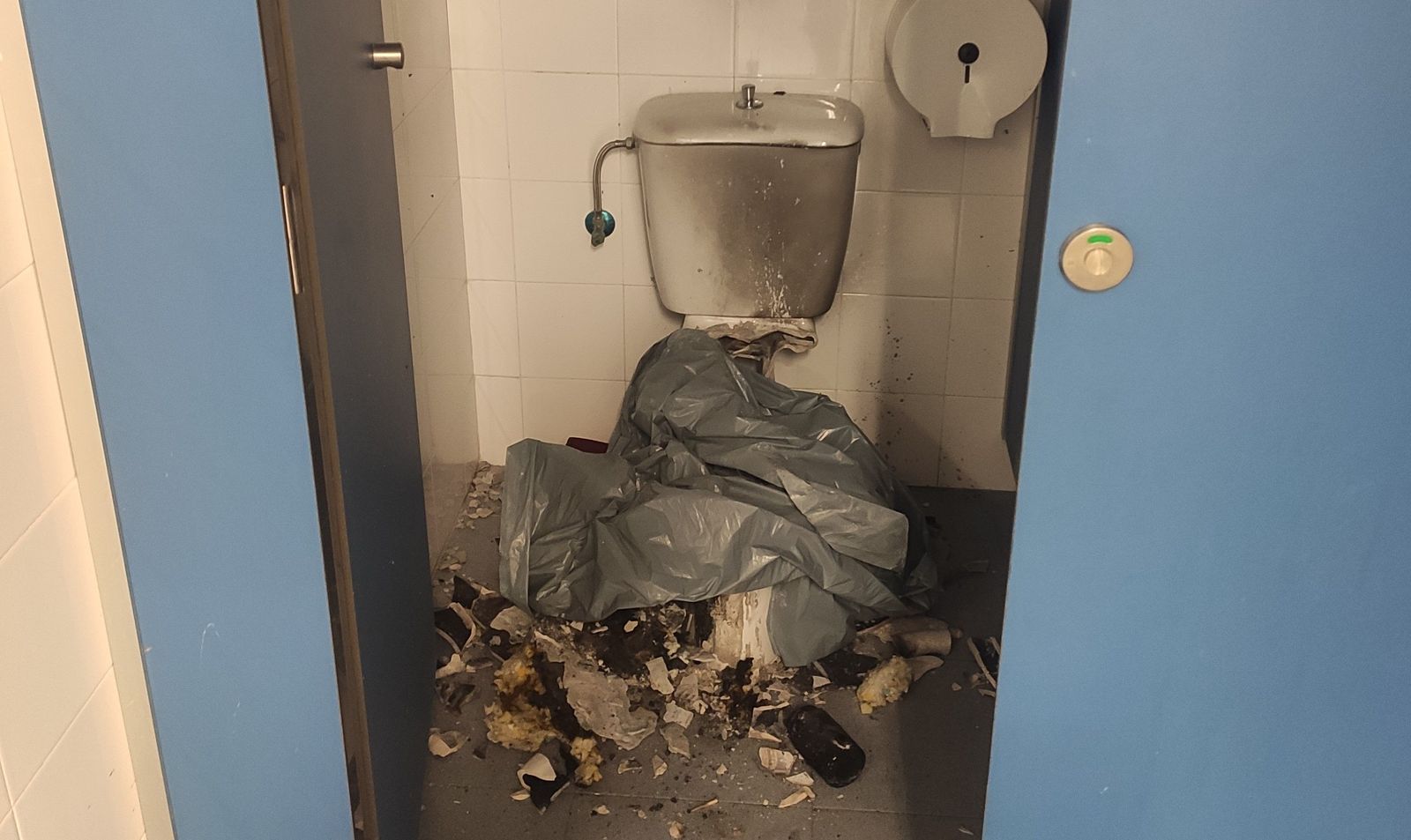 Vandalismo en el pabellón de Villamayor (3)