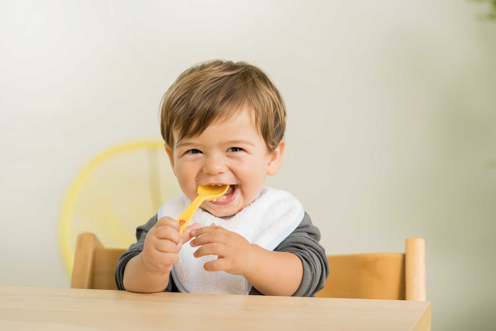 Bebé comiendo una papilla |&nbsp;Foto Infosalus