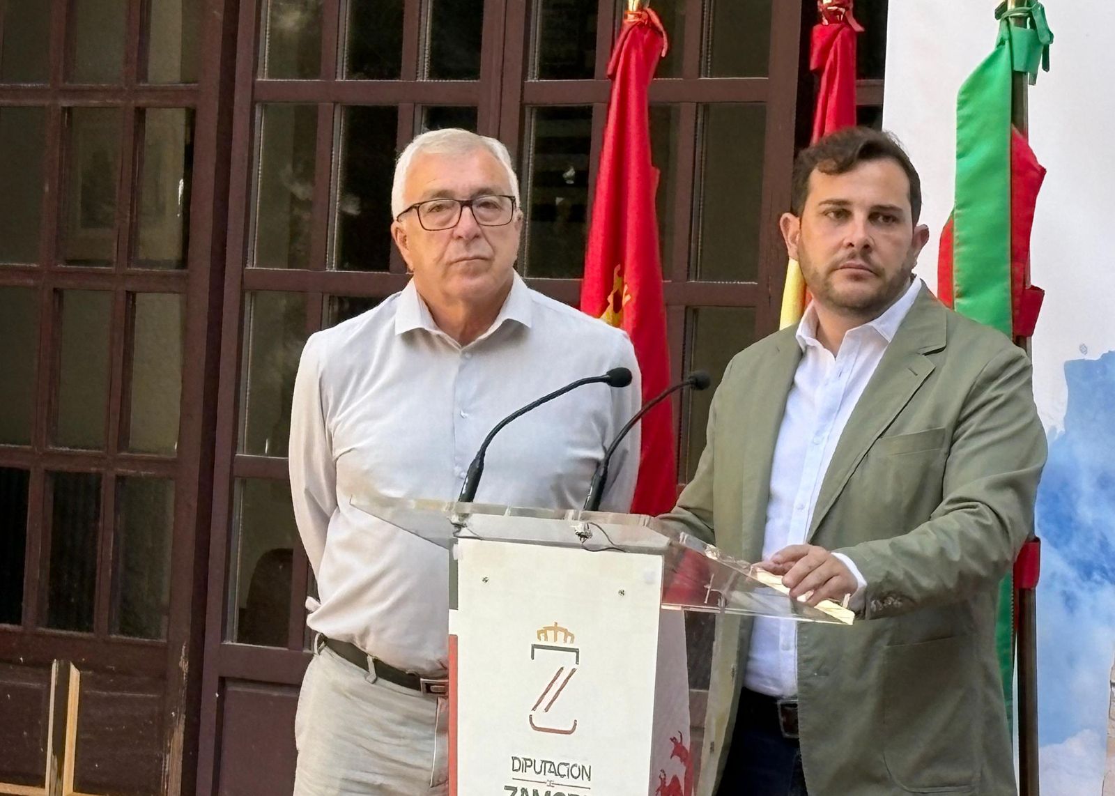 El alcalde de Puebla de Sanabria, José Fernández Blanco, y el diputado de Cultura, Víctor López de la Parte