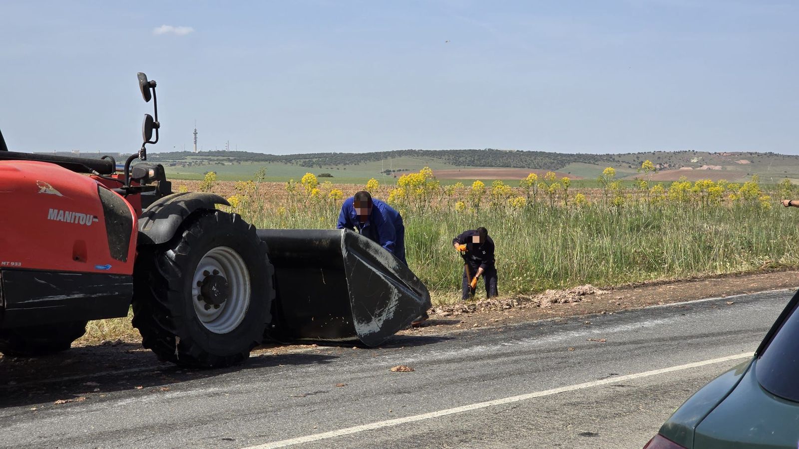 Un vehículo pierde parte de su carga, restos de vísceras, en la carretera de Vecinos