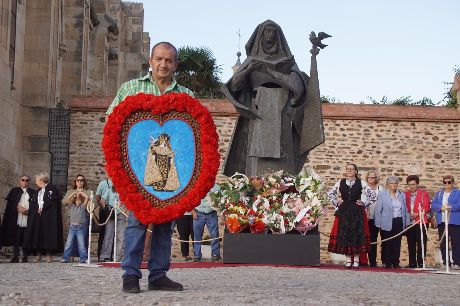 Ofrenda Floral a Santa Teresa en Alba de Tormes (3).jpeg