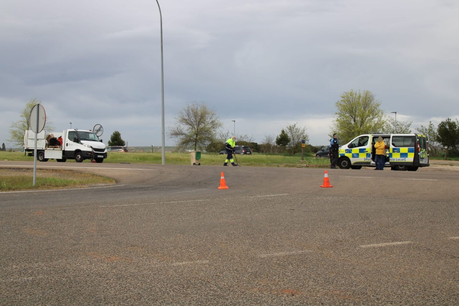 Accidente entre un motorista y un turismo en la avenida de los Agustinos Recoletos