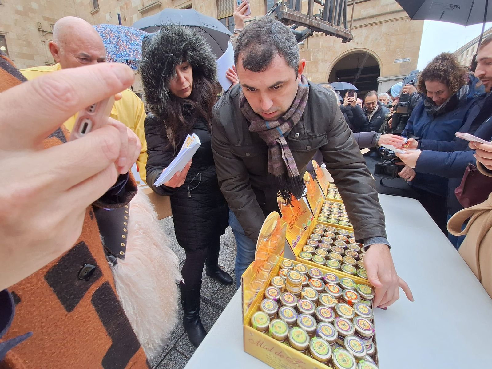 Los apicultores reparten mil tarritos de miel en protesta por el acuerdo de Mercosur  (2).jpeg
