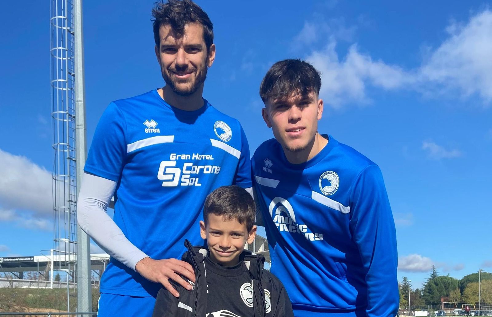 De la Nava e Iñaki, con un canterano durante un entrenamiento del primer equipo de Unionistas