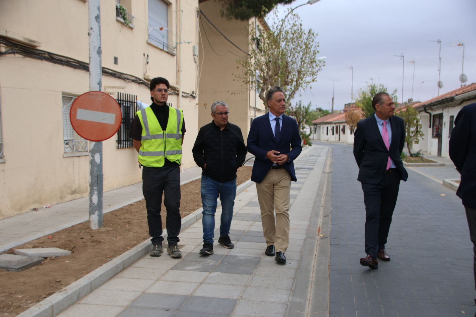 El alcalde de Salamanca, Carlos García Carbayo, visita las obras de urbanización del barrio La Vega