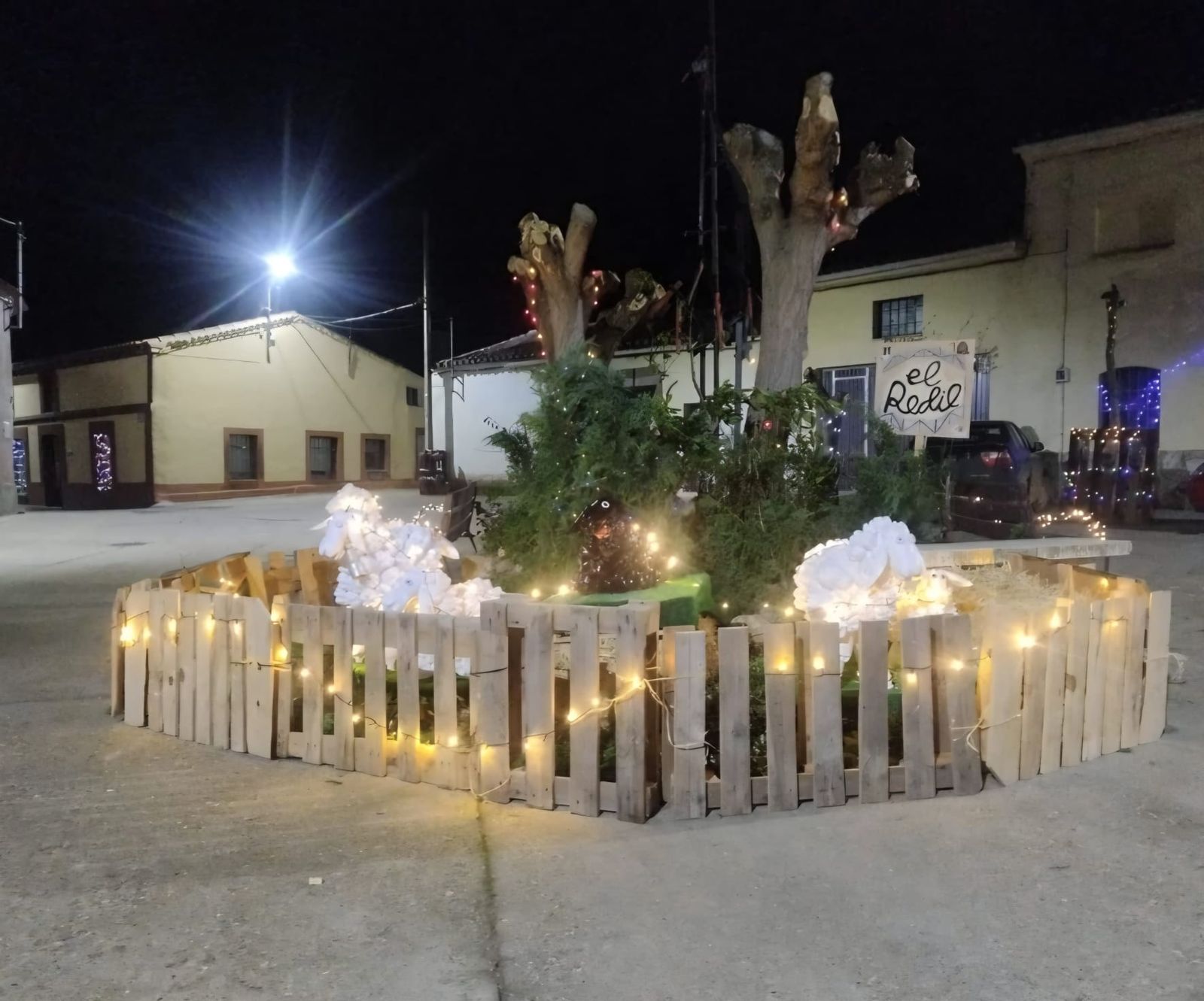GALERÍA | Decoración navideña, fruto de la unión vecinal, en El Piñero