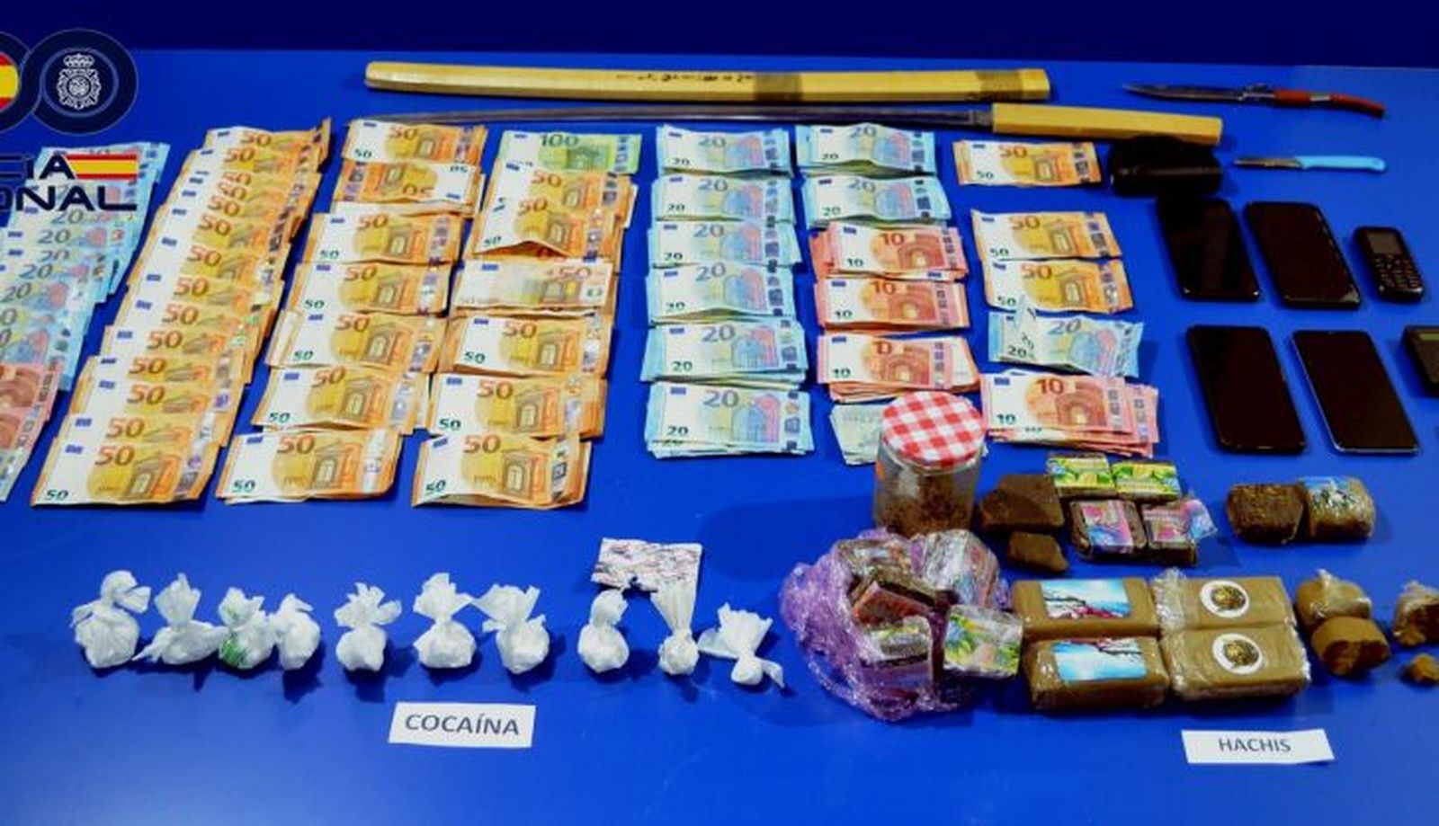 Dinero, droga y armas incautadas en la operación