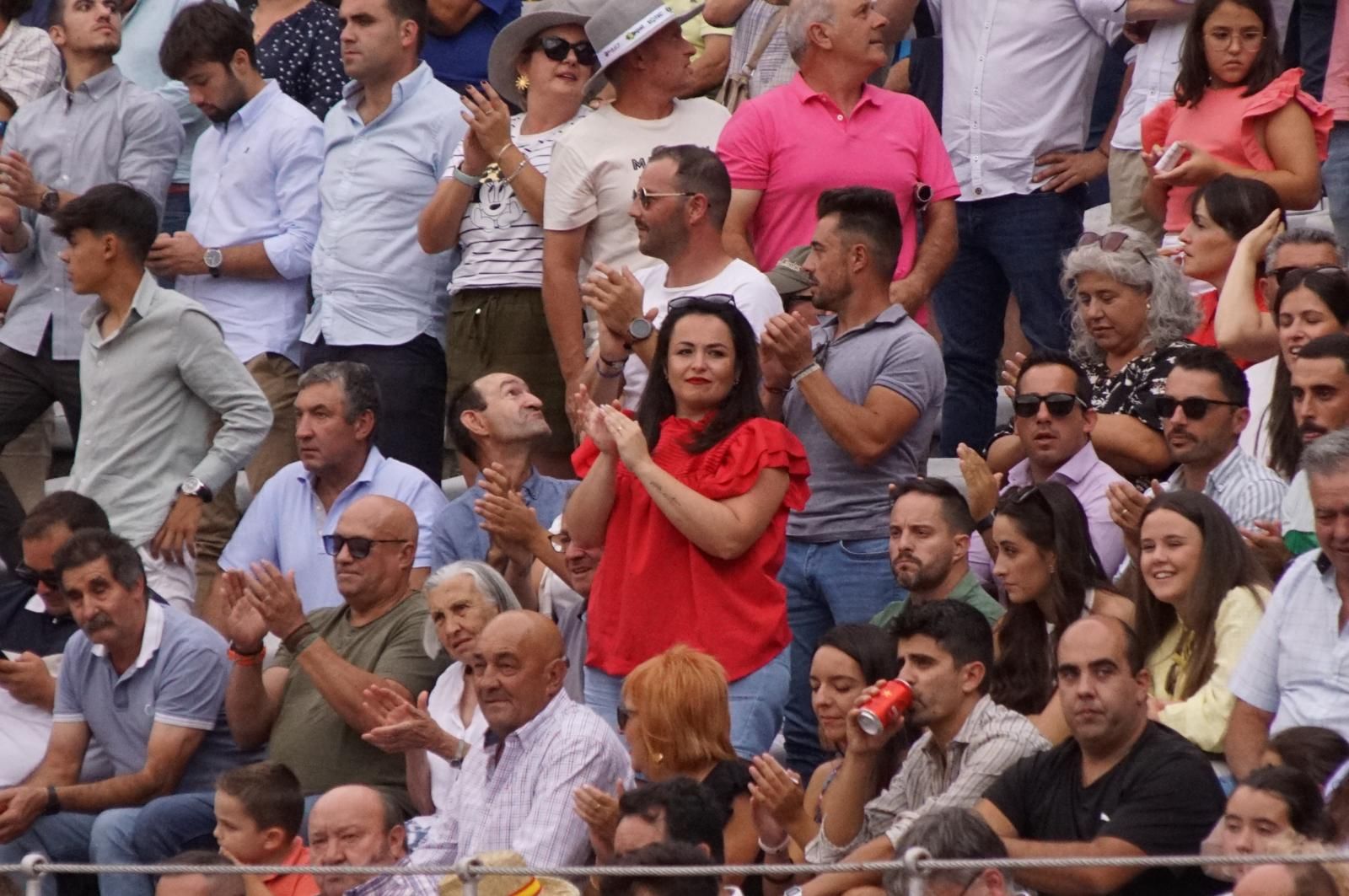 Expectación por ver los caballos de rejoneo en La Glorieta: imágenes del ambiente en los tendidos y en el patio de cuadrillas