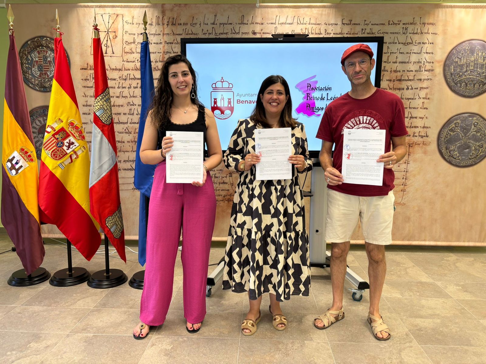 Firma del convenio entre el Ayuntamiento de Benavente y Arlafolk