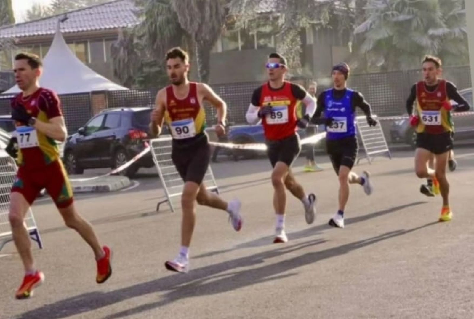 Quinteto de la cabeza en la carrera pedestre popular del pavo