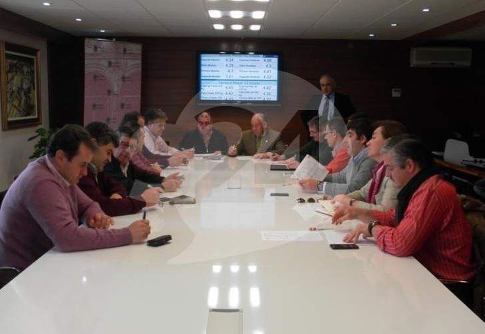 La Lonja de Salamanca se tiñe masivamente de rojo