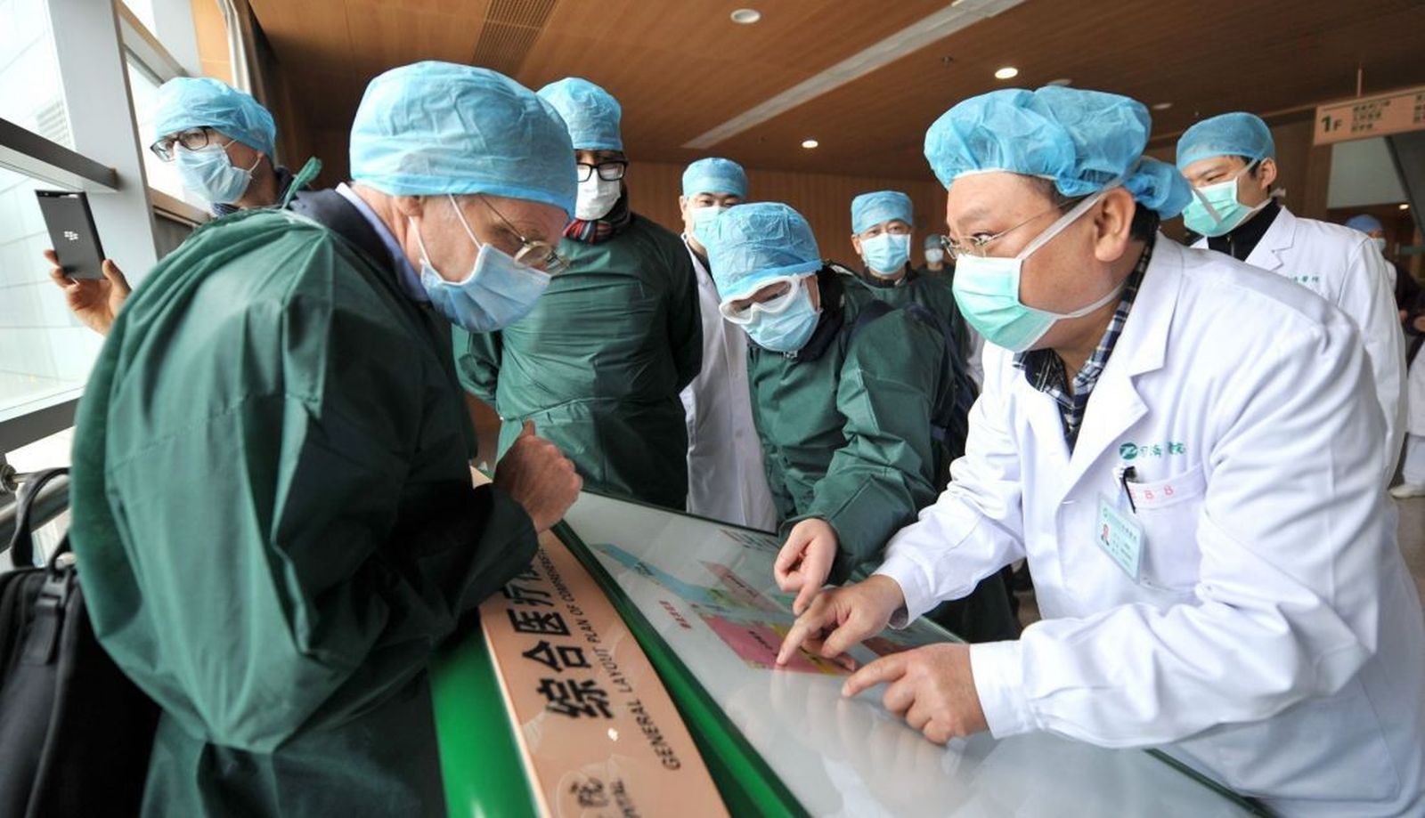 Expertos de la OMS en China.