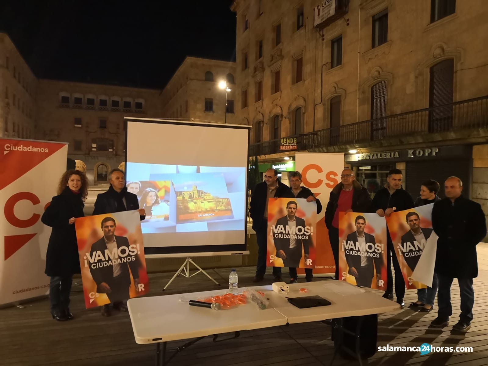 Pegada de carteles de ciudadanos (1)