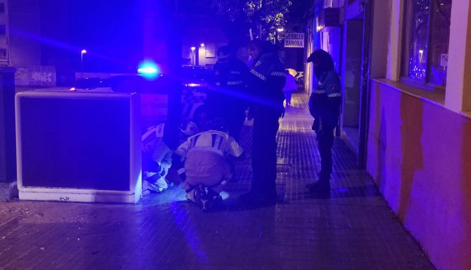 Policía Local y Bomberos inspeccionan el alcantarillado.