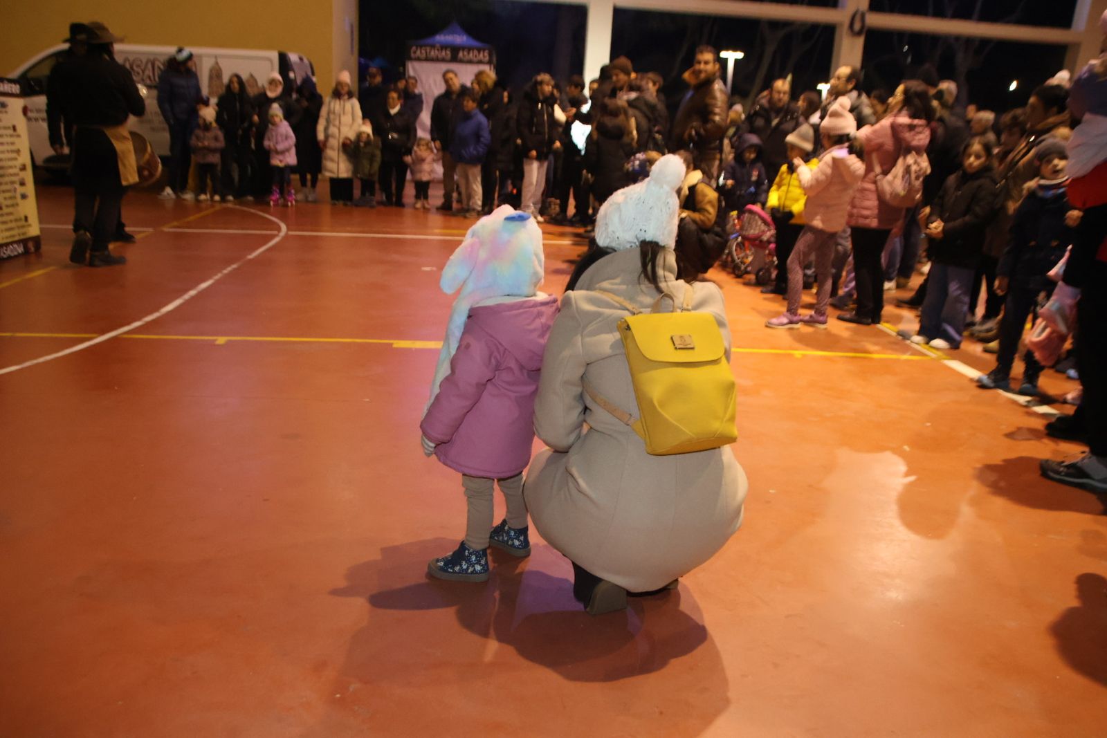 Castañada popular acompañada de un bonito espectáculo circense en Castellanos de Moriscos