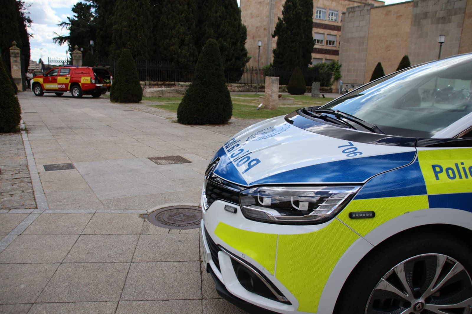 los-bomberos-acuden-a-rescatar-a-un-perro-que-habia-caido-en-el-mirador-de-la-facultad-de-ciencias-fotos-andrea-m-5