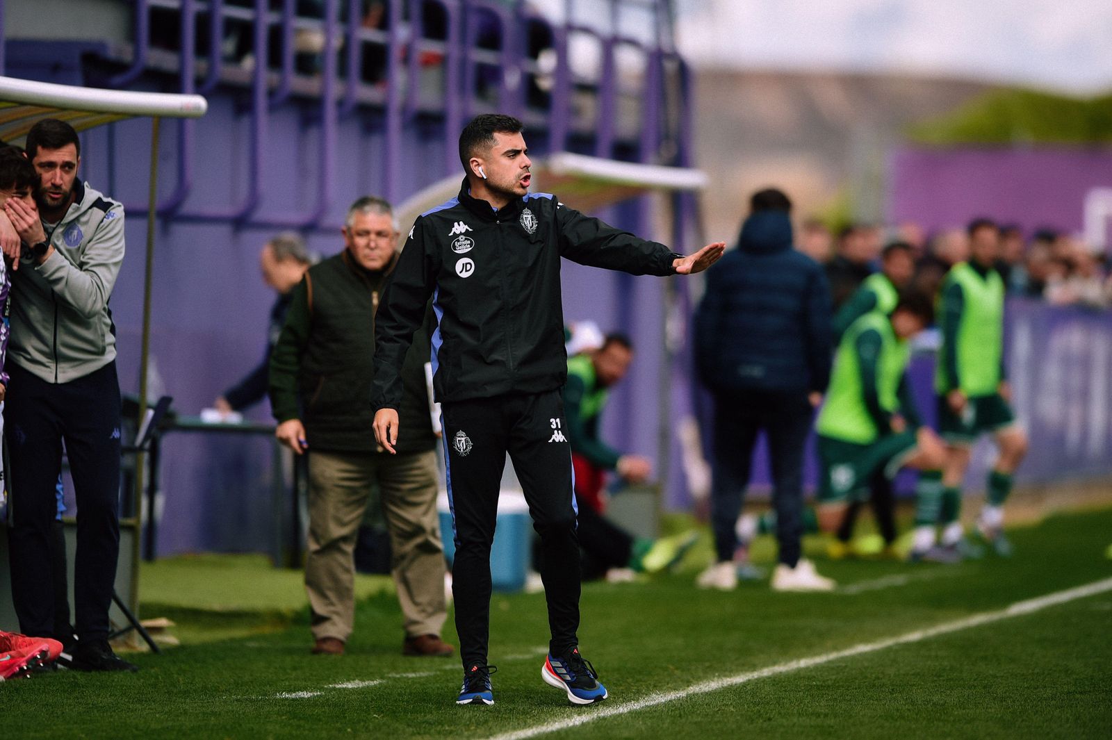 Iván Briones da instrucciones en las instalaciones del José Zorrilla | FOTO REAL VALLADOLID