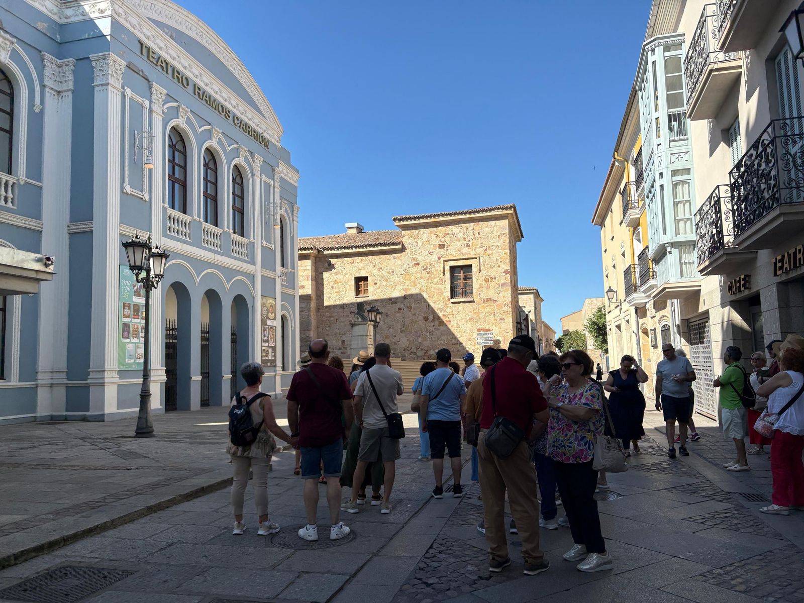 Turistas en la calle Ramos Carrión