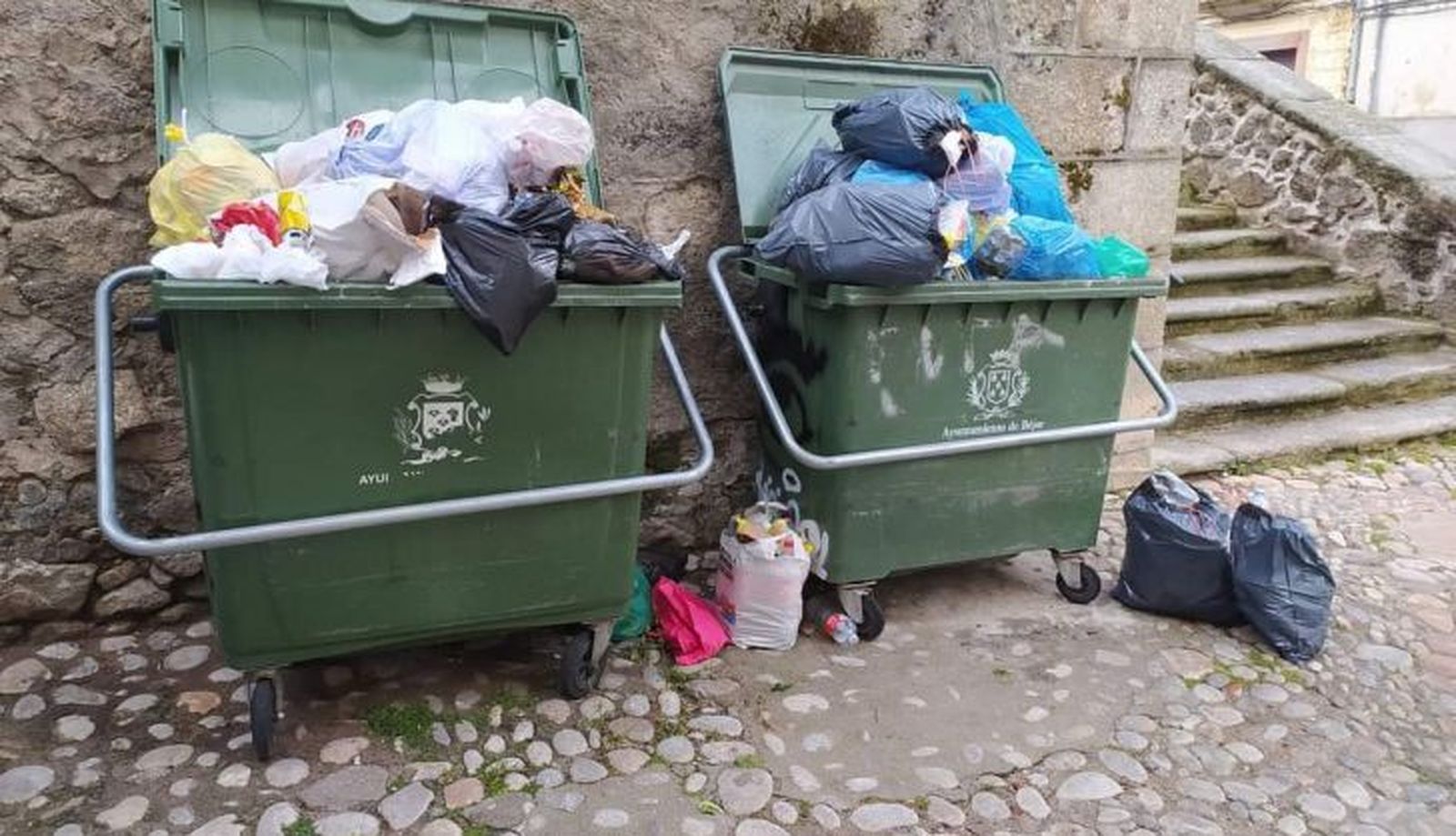 Cubos de basura a rebosar en Béjar