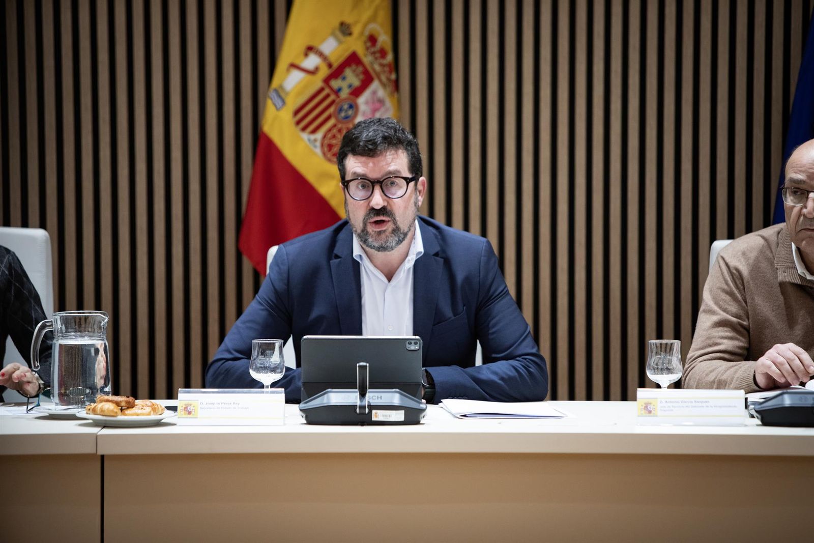 El secretario de Estado de Trabajo, Joaquín Pérez Rey, durante una reunión con representantes de CCOO, UGT, CEOE y Cepyme para abordar la subida del salario mínimo interprofesional (SMI) de 2026. A 7 de enero de 2026, en Madrid. - MINISTERIO DE TRABAJO