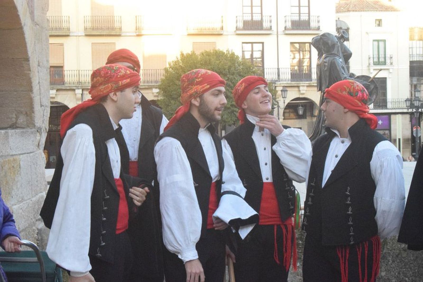 las-candelas-vuelven-a-unir-la-iglesia-de-san-juan-con-la-de-san-vicente-42