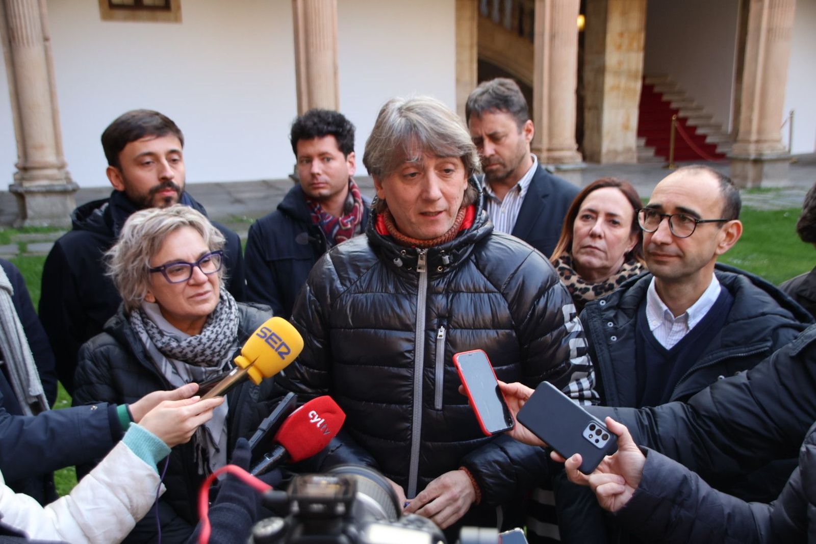 Carlos Martínez, atiende a los medios de comunicación junto a David Serrada, antes del encuentro con la militancia Carlos Martínez, atiende a los medios de comunicación junto a David Serrada, antes del encuentro con la militancia