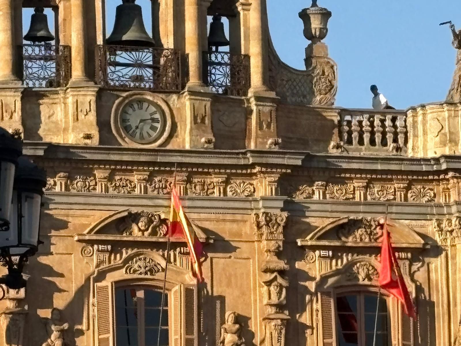 Un grupo de jóvenes accede a los tejados de la Plaza Mayor de Salamanca para hacerse una fotografía