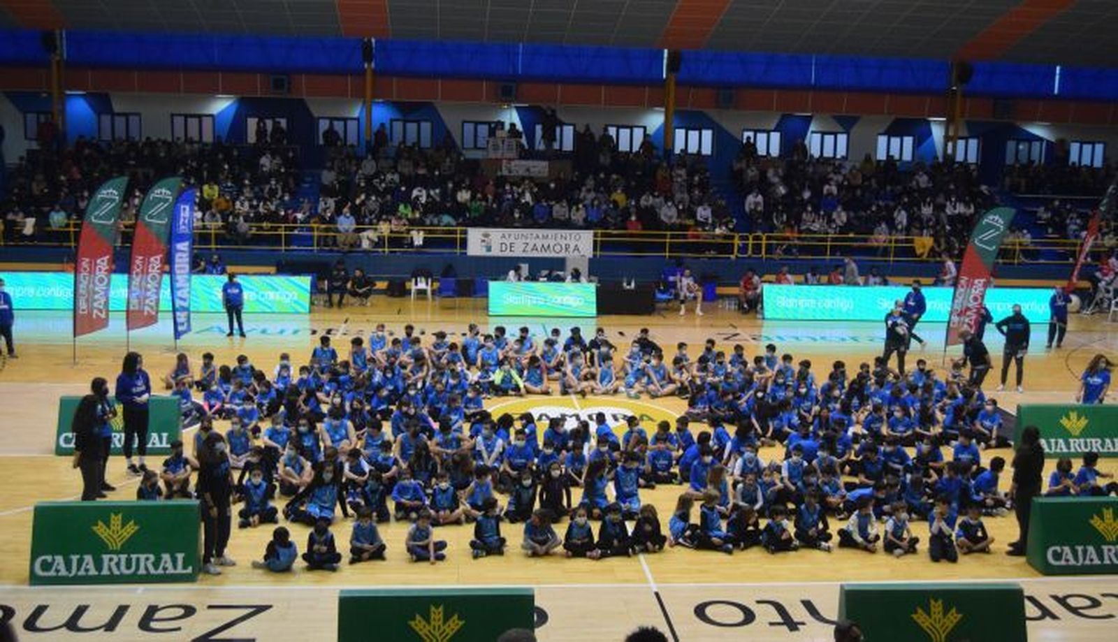 Foto de familia del CB Zamora con la cantera. Archivo