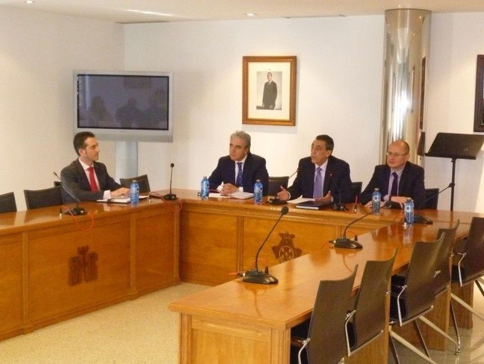 Mena informa a los alcaldes y les anima a aportar ideas para el nuevo modelo de Ordenación del Territorio