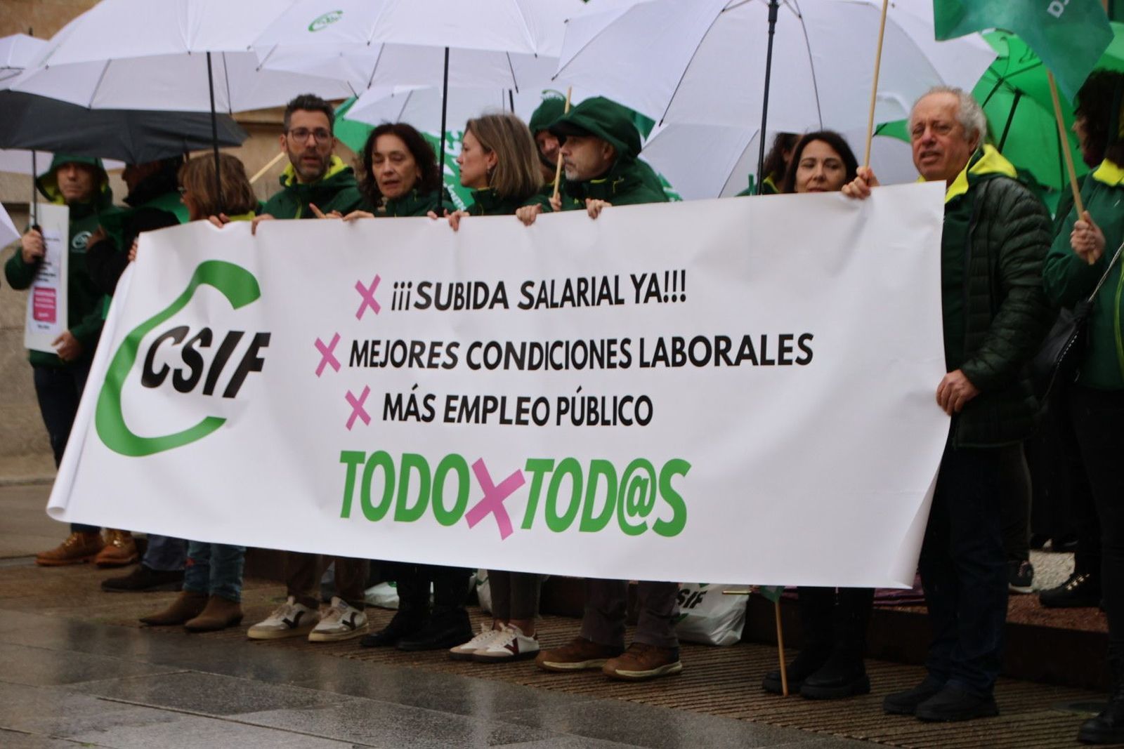 Concentración de CSIF frente a la Subdelegación de Salamanca. Foto de archivo