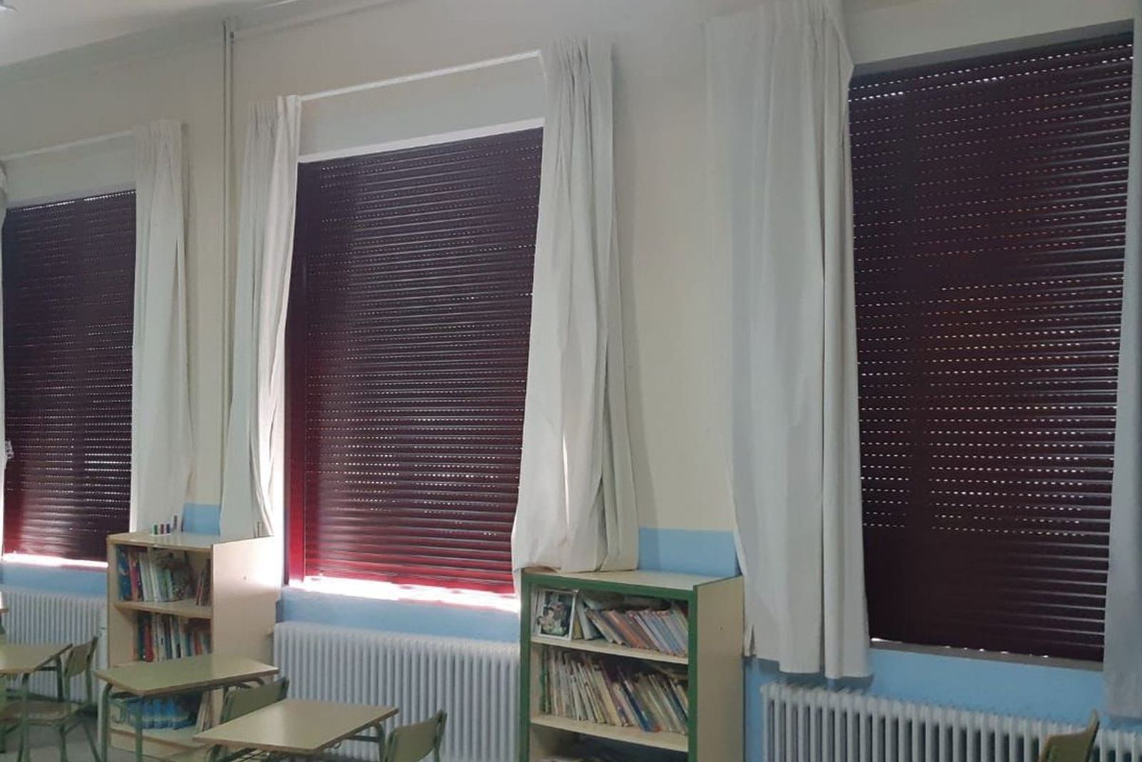 Algunas de las nuevas persianas instaladas en el CEIP Miguel de Unamuno en Peñaranda de Bracamonte.