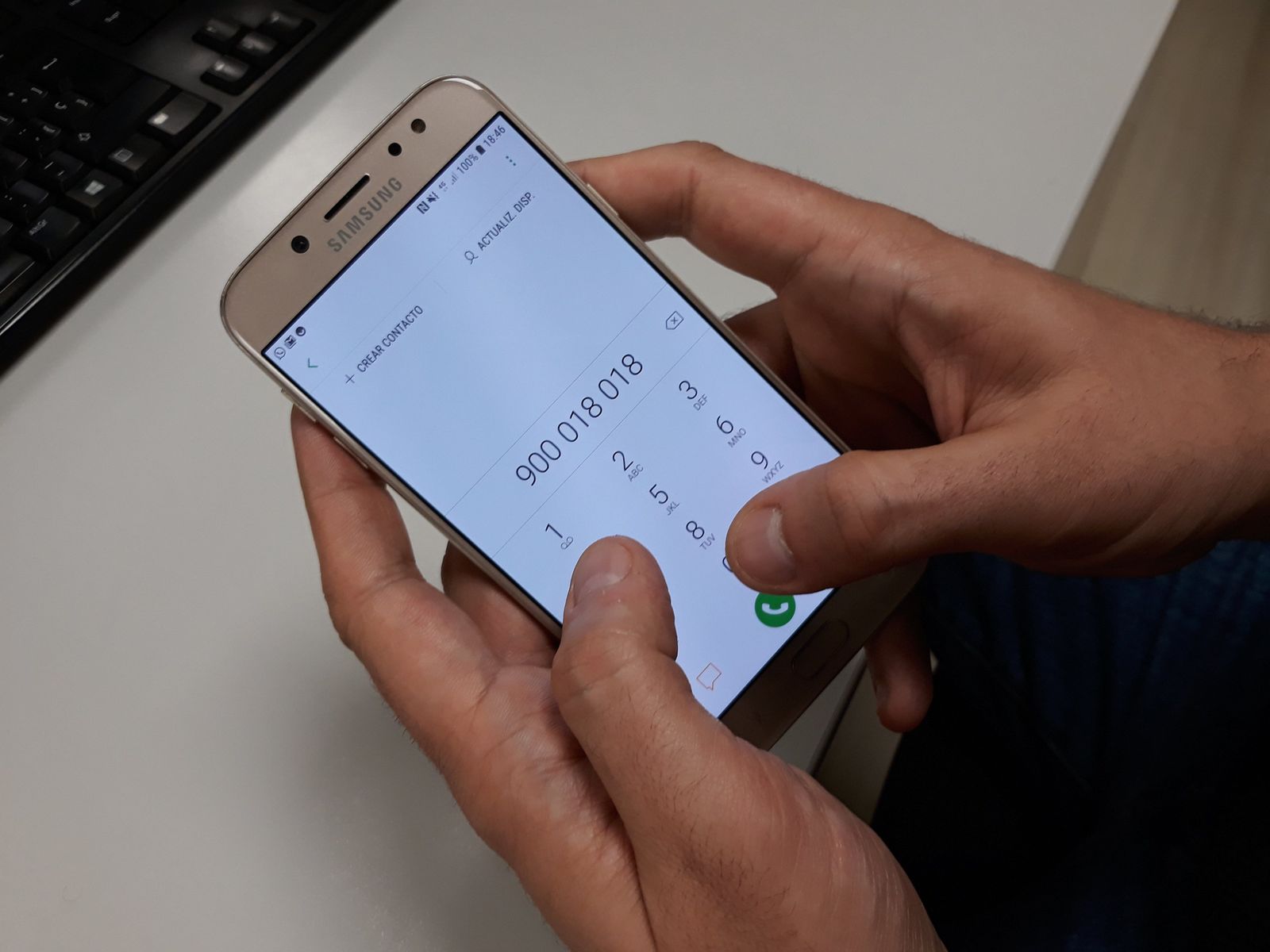 Una persona llama al teléfono del acoso escolar