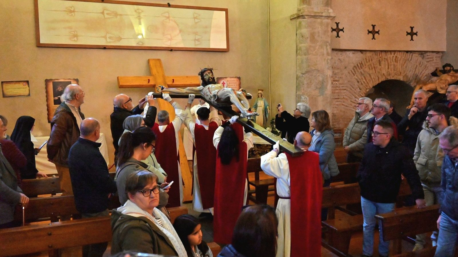 Besapiés del Santísimo Cristo de la Expiración en el Martes Santo en Ciudad Rodrigo
